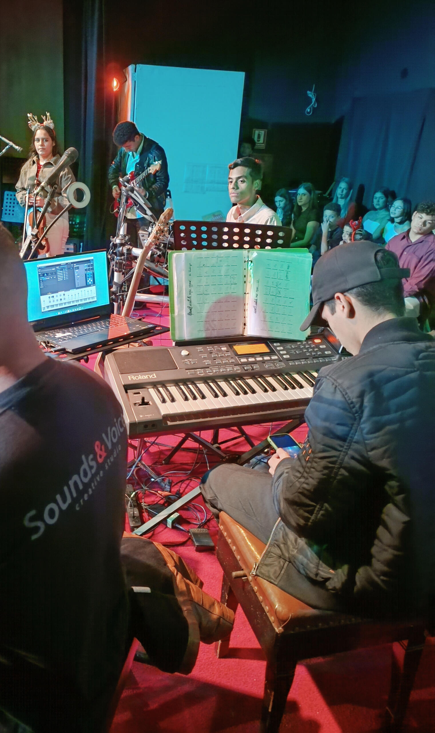 Foto de estudiantes David, Isabella y Skarlet muestra los Cursos y Talleres de Sounds & Voices creative studio ubicado en la Trinidad. Caracas - Venezuela.