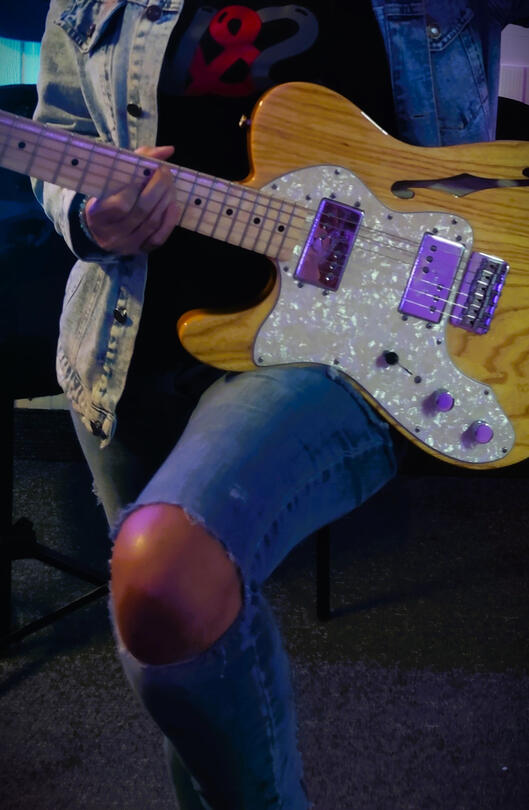 Foto de un solo de guitarra con la Profesora Cynthia González CEO de Sounds & Voices creative studio ubicado en la Trinidad. Caracas - Venezuela