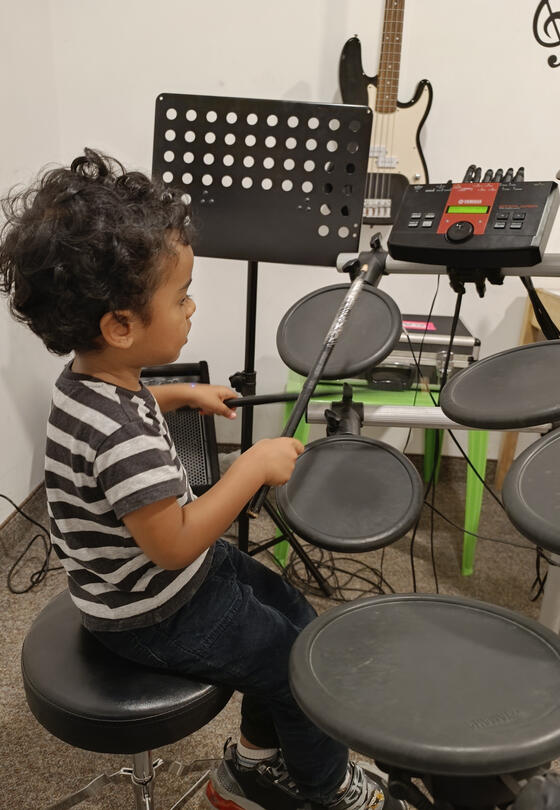 Clase de batería para niños de Sounds & Voices Academia de Música, ubicada en la Trinidad, Baruta. Caracas - Venezuela